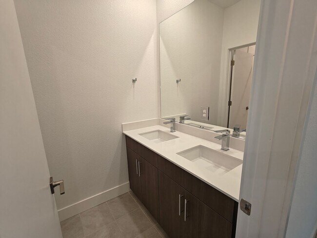 Building Photo - 259 Montague Expy