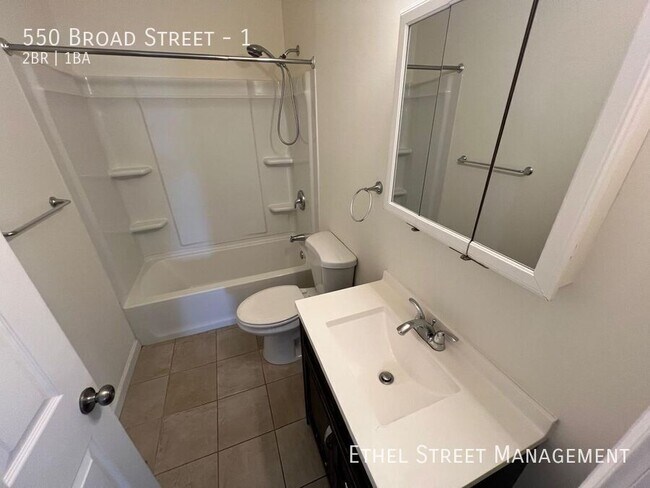 Building Photo - 550 Broad St