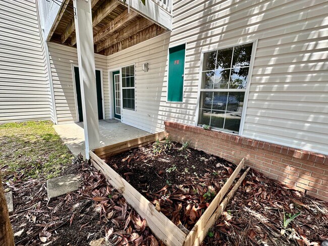 Building Photo - Spacious 2B/2B Unfurnished Condo near Beac...
