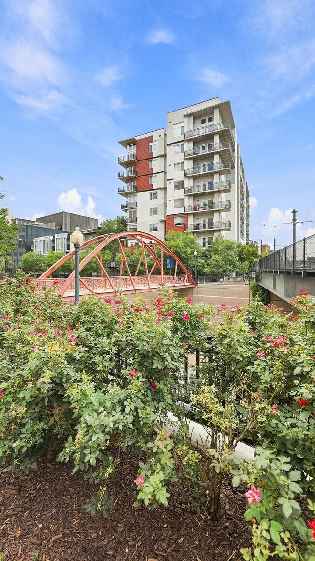Building Photo - $2,820.95- 2 bed, 1 bath Condo in the heart of Denver with In Unit Laundry!