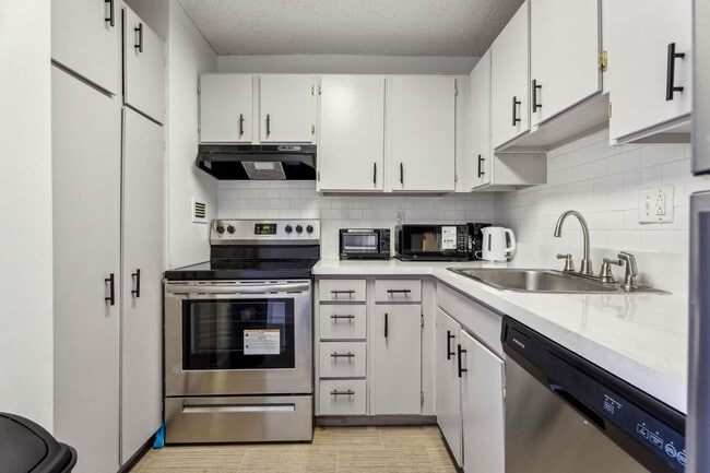 Building Photo - 1711 Bellevue Ave