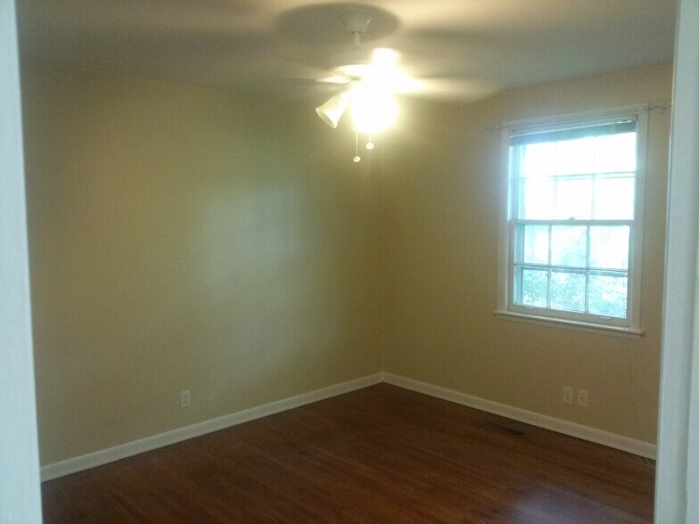 Building Photo - 2907 W Linden Ave