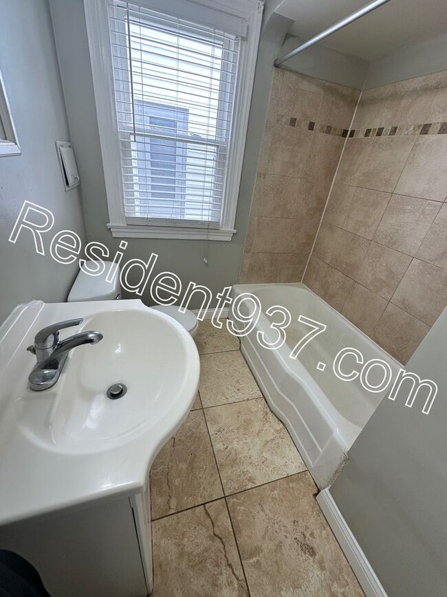 Building Photo - 3 Bed 1 Bath Home