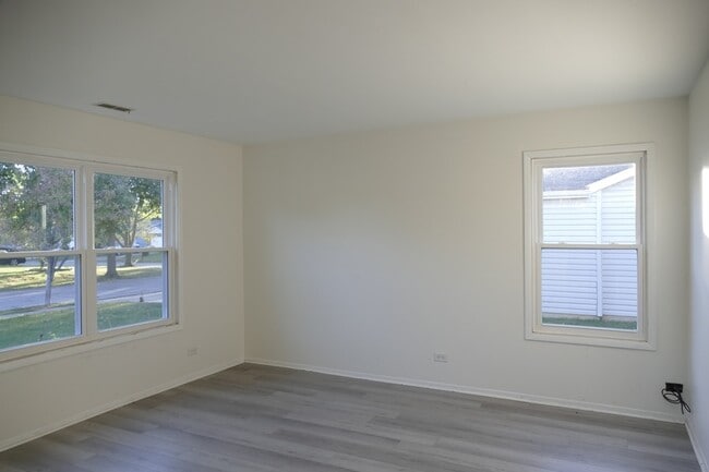 Building Photo - 1076 Crestwood Ln