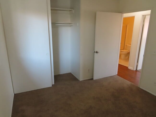 Building Photo - Renovated 2 Bed, 2 Bath Apartment in the h...