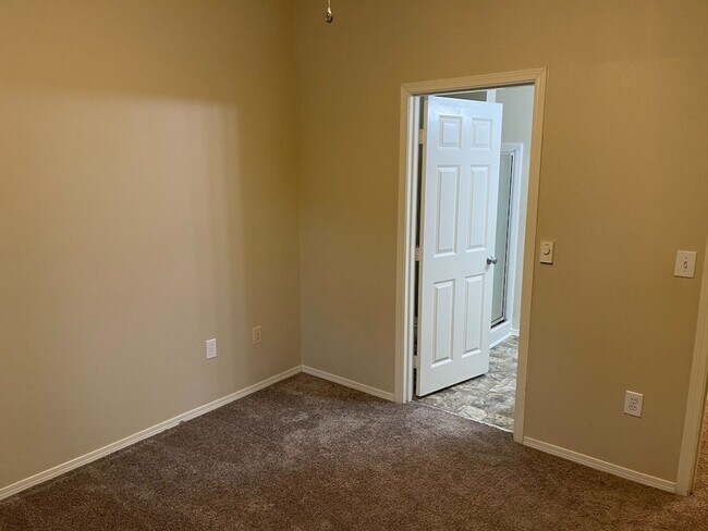 Building Photo - Extremely Gorgeous and Spacious 2 bedroom Condo