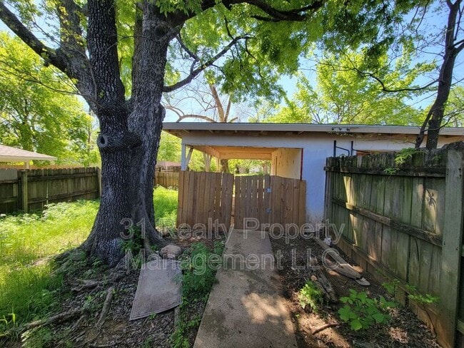 Building Photo - 1528 W Elm St