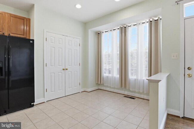 Building Photo - 915 Buttonwood Terrace NE