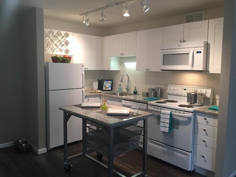 Primary Photo - 865 N Dewitt Pl