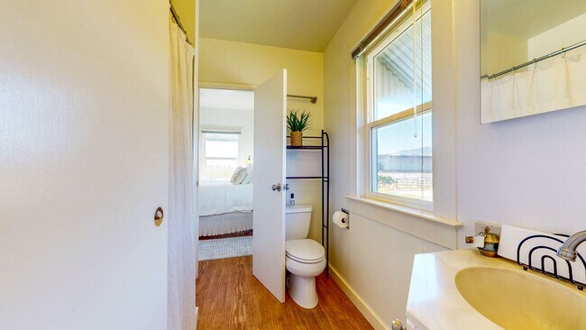 Building Photo - Charming 2 bedroom 1.5 bath plus office ho...