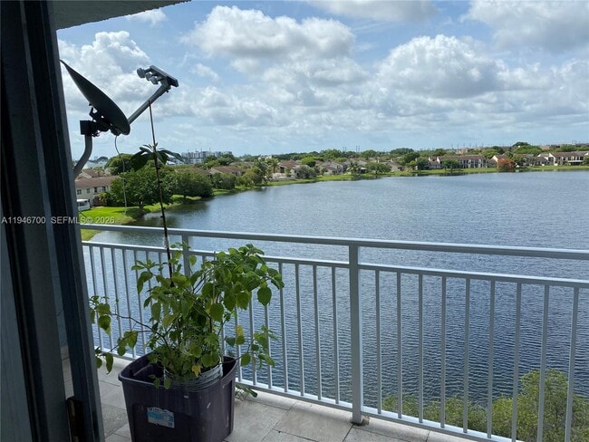 Building Photo - 9375 Fontainebleau Blvd