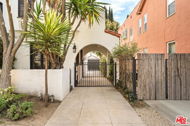 Building Photo - 1146 S Hayworth Ave