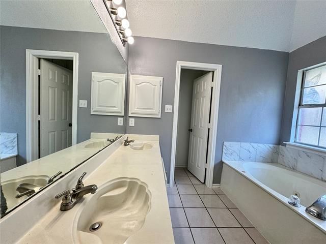 Building Photo - 3614 Parkmead Dr