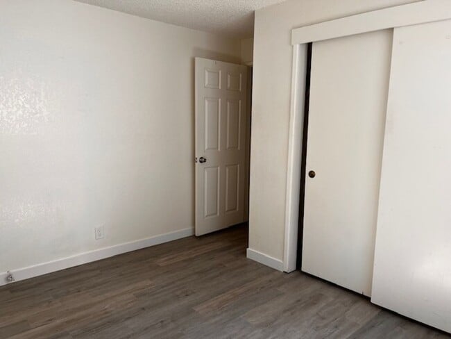 Building Photo - 2 Bedroom, 1 Bath Duplex