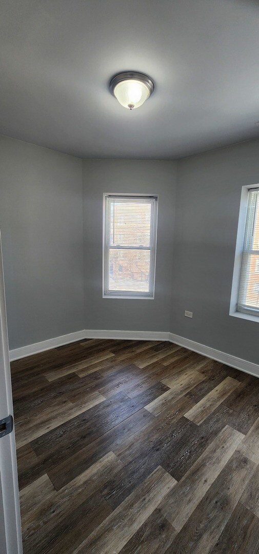 Building Photo - 7556 S Kenwood Ave