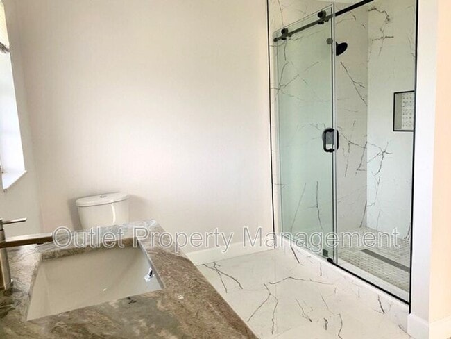 Building Photo - 585 Queens Mirror Cir