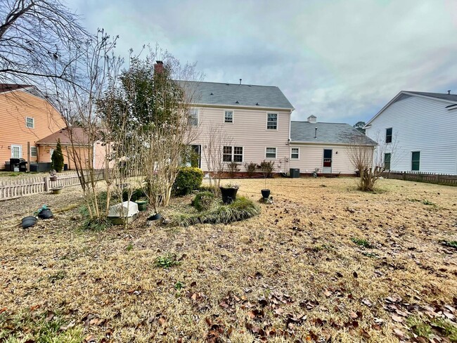 Building Photo - Welcome to this beautiful 4-bedroom, 2.5 bathroom home located in the vibrant city of Charlotte, NC