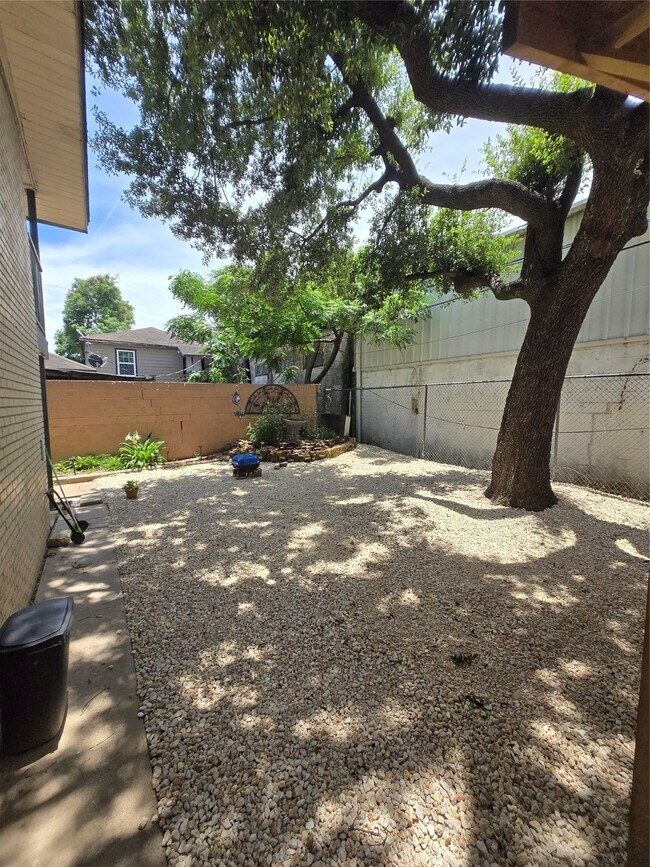 Building Photo - 3910 Dallas St
