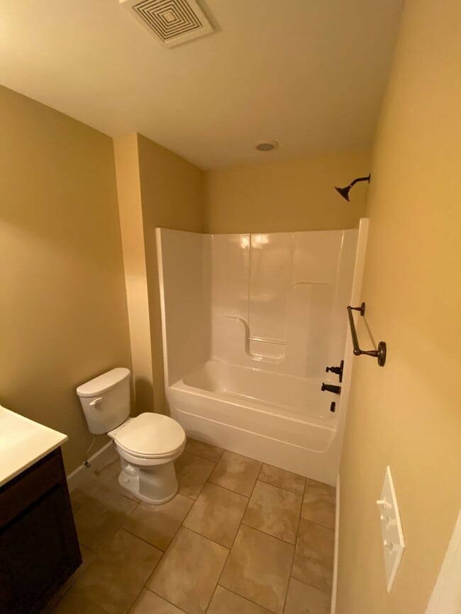 Building Photo - Luxurious 5 Bedroom Home in Woodridge Estates
