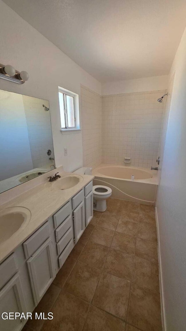 Building Photo - 1529 Plaza Verde Dr
