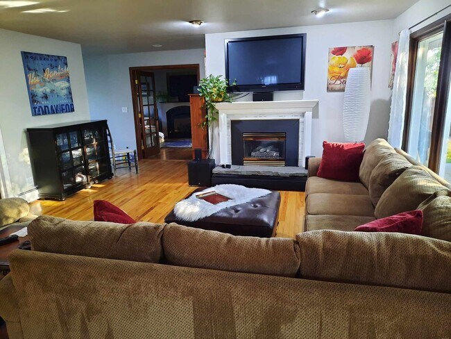 Living room 1 - 1321 8th Ave E