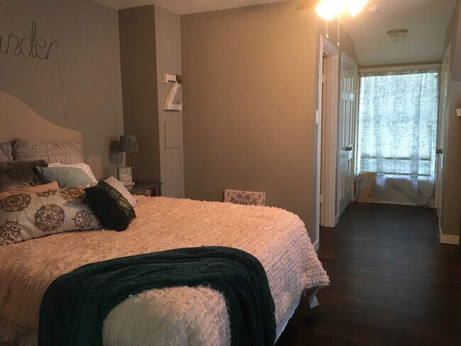 Building Photo - 123 Lloyd St