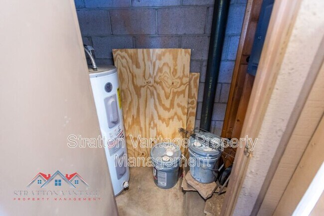 Building Photo - 427 W Pontiac Dr