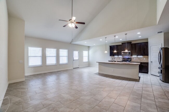 Building Photo - 2999 sq ft 4 Bedroom 3.5 Bathroom 2 Story in Waterford Park!