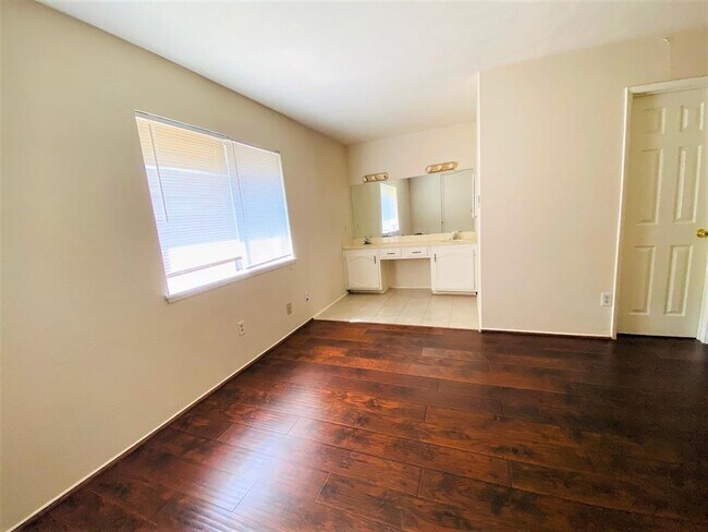 Building Photo - 615 Stonewall Dr