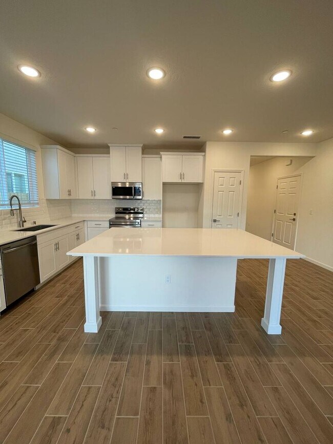 Building Photo - Stunning 4-Bedroom, 2-Bath Rental Home in ...