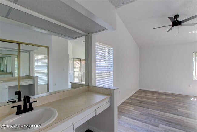 Building Photo - 1051 Country Club Dr