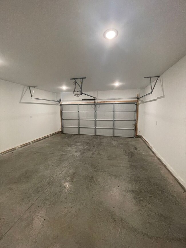Building Photo - 3 Ranch Single Family Home- Fitness, Pools...