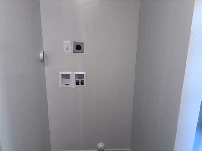 Building Photo - 4 bed | 2 1/2 bath | 2 car garage in Desert Canyon with washer/dryer/fridge