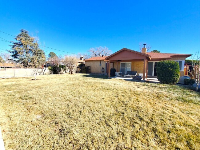 Building Photo - Updated 3 bed 2 bath near UPTOWN! Don't Miss out! Hardwood Floors!