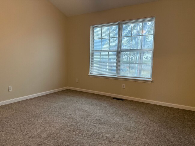 Building Photo - 2 bedroom 2.5 bath townhouse