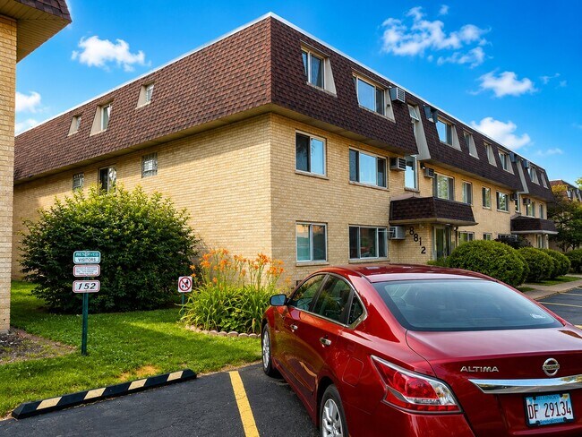 Building Photo - 8810 Briar Ct