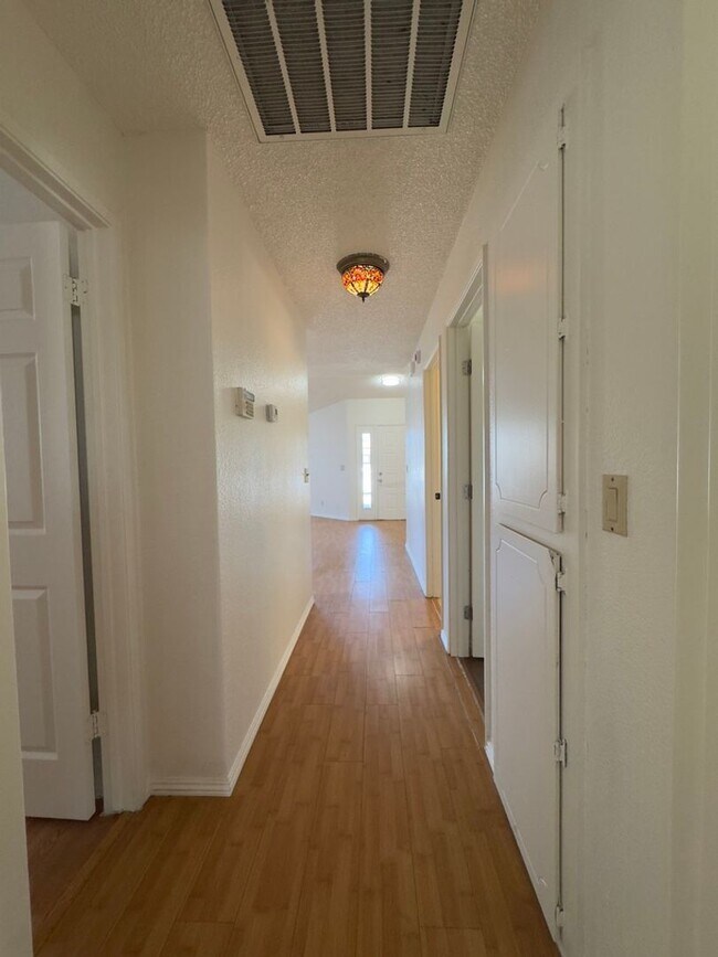 Building Photo - Located in a great neighborhood 4Bdm 2Ba Home With 2Car Garage