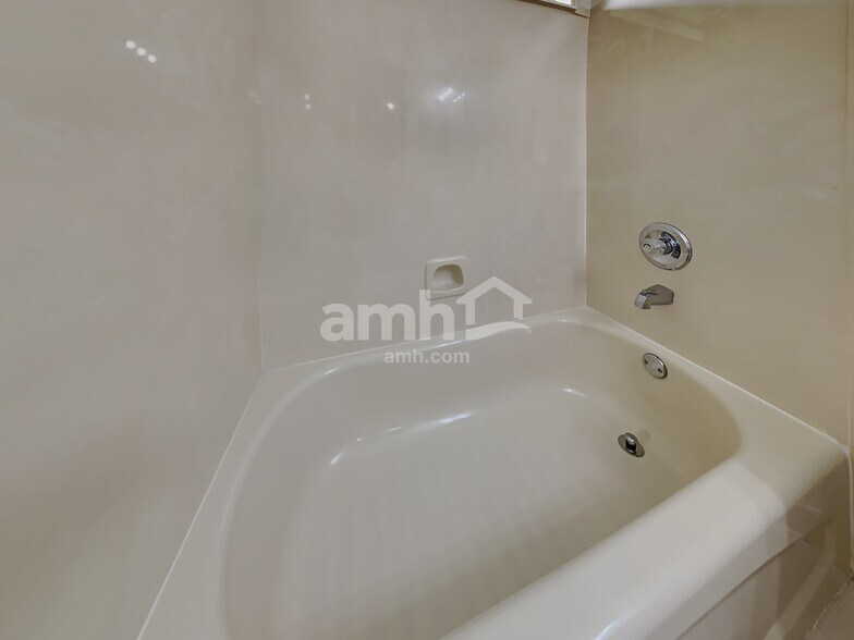 Building Photo - 3019 Long Bridge Cv