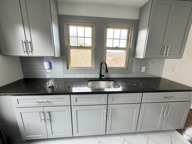 Building Photo - 162 High St