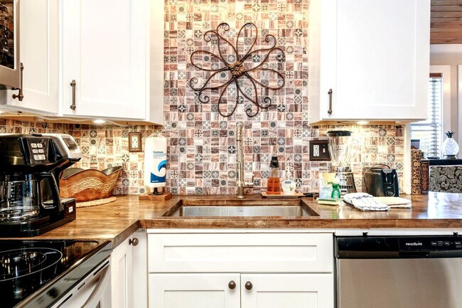 Building Photo - 4000 Gulf Terrace Dr