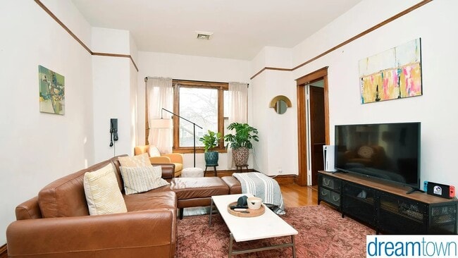 Building Photo - 2524 W Palmer St