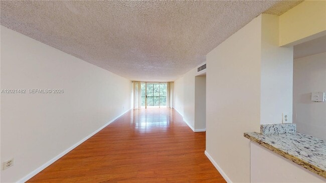 Building Photo - 8860 Fontainebleau Blvd