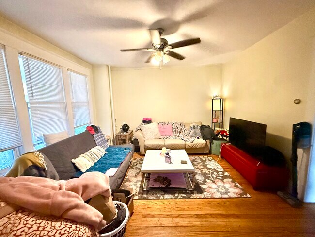 Building Photo - 876 Warren St