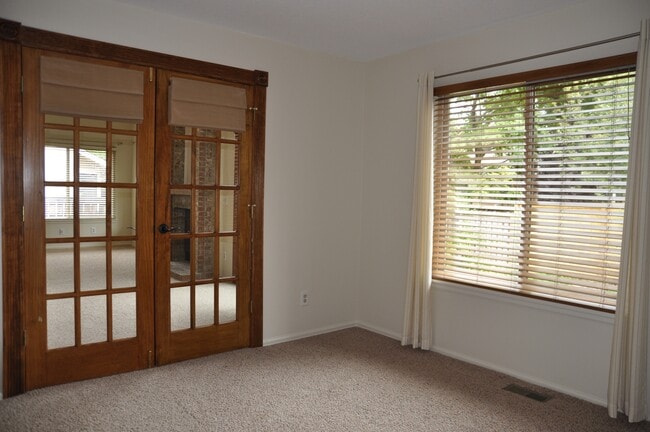 Building Photo - 1443 Briar Cir