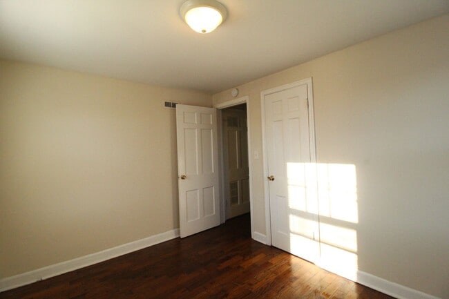 Building Photo - February FREE On This One Bedroom Duplex in North Kansas City