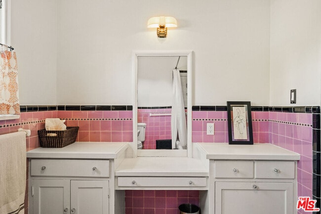 Building Photo - 1632 N Orange Grove Ave