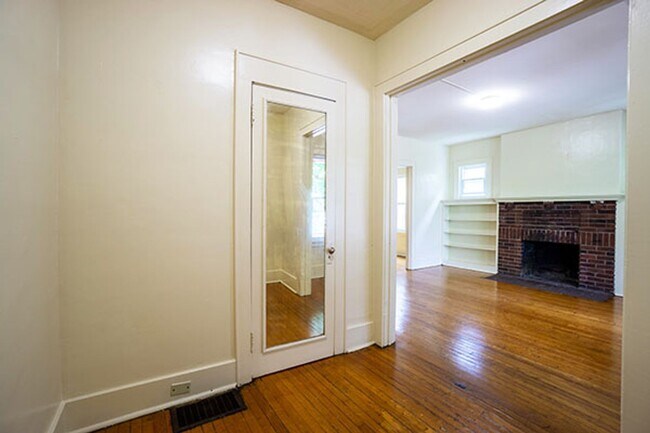 Building Photo - 3 Bedroom Apartment - Available 7/1/26 - C...