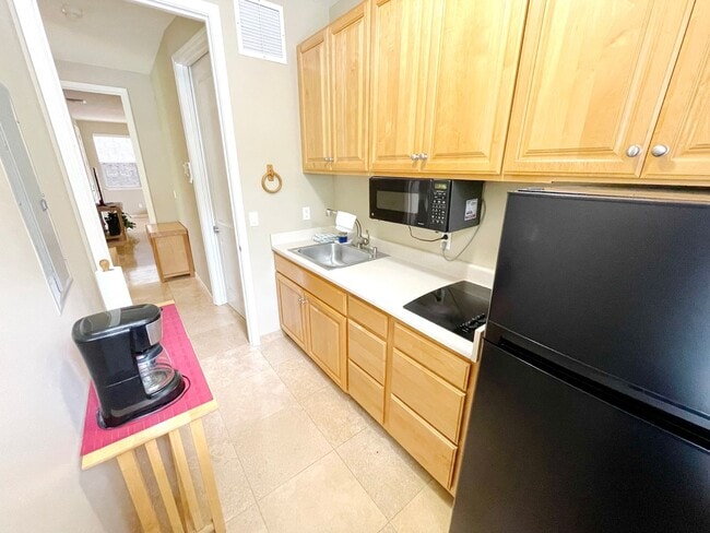 Building Photo - Elegant 1-Bedroom Retreat in Prestigious South Maui Neighborhood w/ Utilities Included – Availabl...