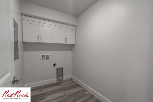 Building Photo - Modern Townhome in Desirable Hurricane Hei...