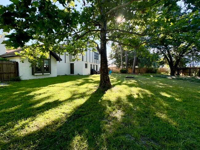 Building Photo - 129 Raintree Blvd